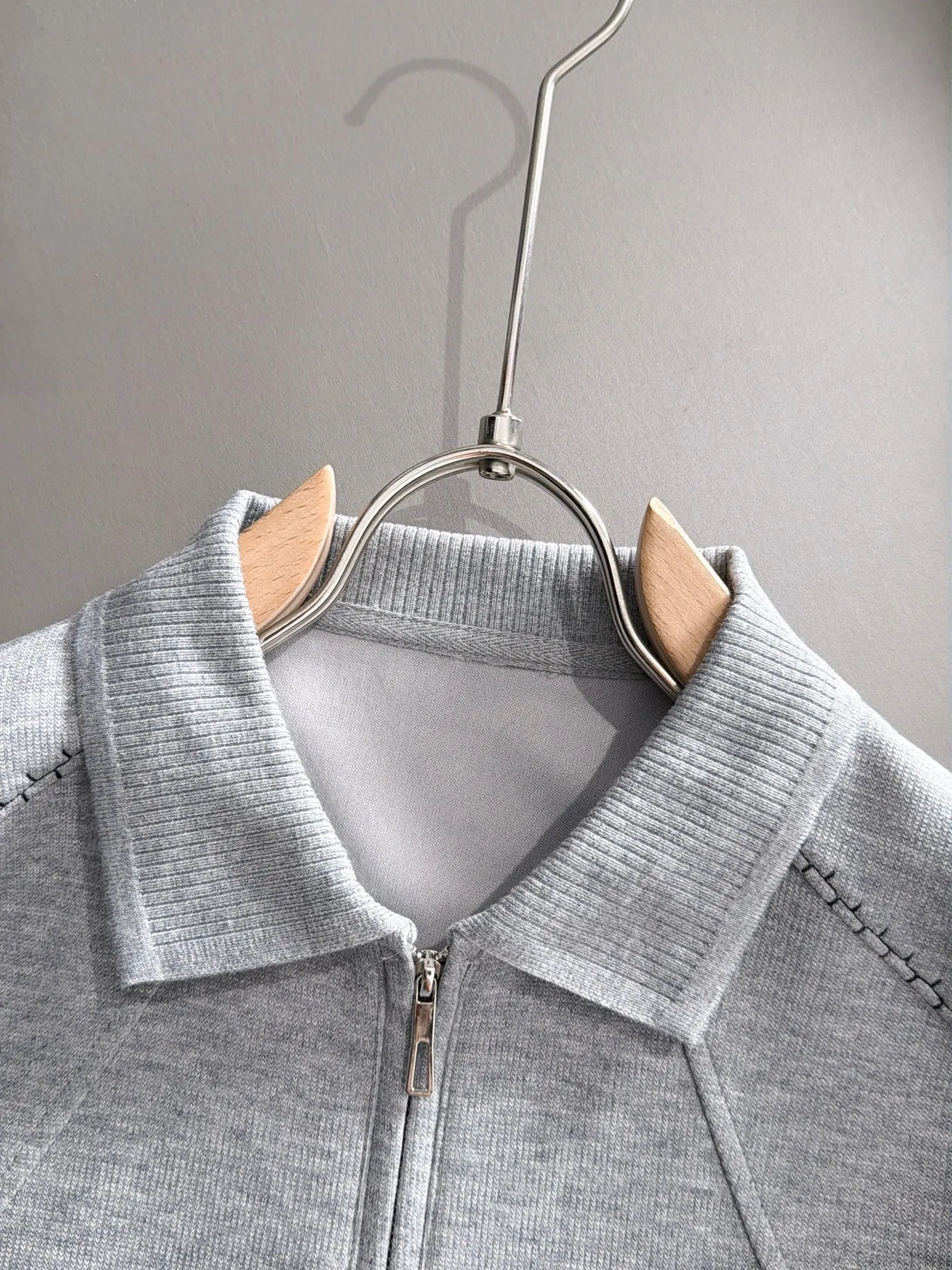 Paris 2026 long-sleeved sweatshirts for men and women, Same Style, many stars, Same Style, top Original version, feel free to compare🆚The fabric is custom-dyed, lightly sprayed and distressed, the fabric, material, and details are consistent with the original, using special cotton and linen fabrics. The cost of the fabric is extremely expensive. It is twice as expensive as pure cotton materials, no expense is spared just to do better. Three standards are complete. The comparison between non-market products and my fabrics is very different, only the top version! Size: M-4XL